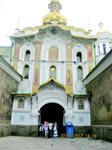 Kiyevo-Peçyorska lavranın qarşısı daim turistlərlə doludur.