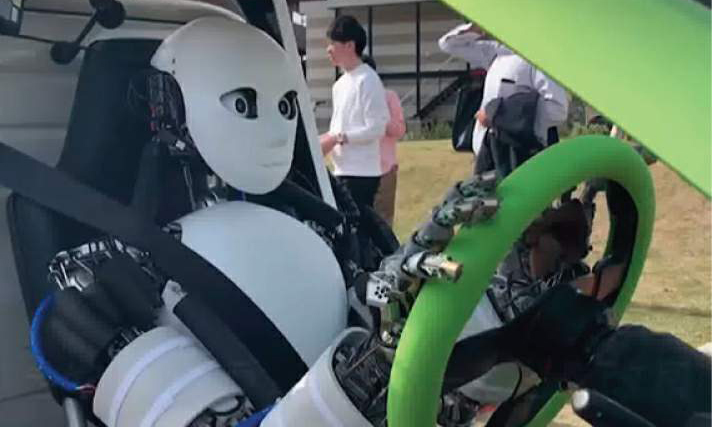 Yaponiyalı robot elektrik avtomobilini idarə edib