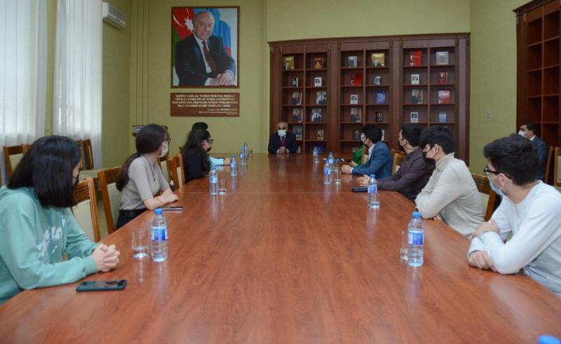 UNEC rektoru Prezident təqaüdçüləri ilə görüşüb