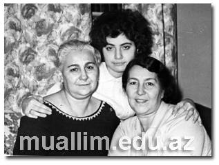 1967-ci il. Aliyə xanım Bilqeyis müəllim və onun bacısı Əfruz xanımla birlikdə