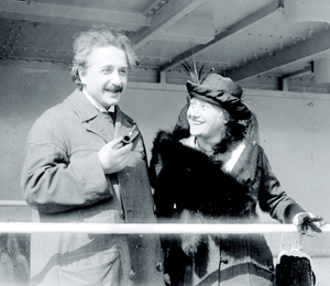 Albert Eynşteyn həyat yoldaşı Elza ilə birlikdə
