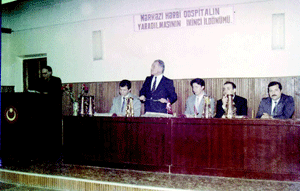 Bakıda konfransda çıxış edərkən. 1994